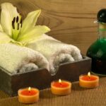 Một tách trà nóng tỏa khói trên bàn cạnh lọ tinh dầu, gợi ý về mùi hương cho Xử Nữ.