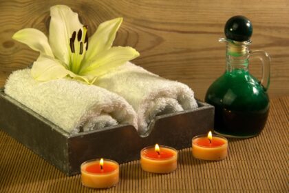 Một tách trà nóng tỏa khói trên bàn cạnh lọ tinh dầu, gợi ý về mùi hương cho Xử Nữ.