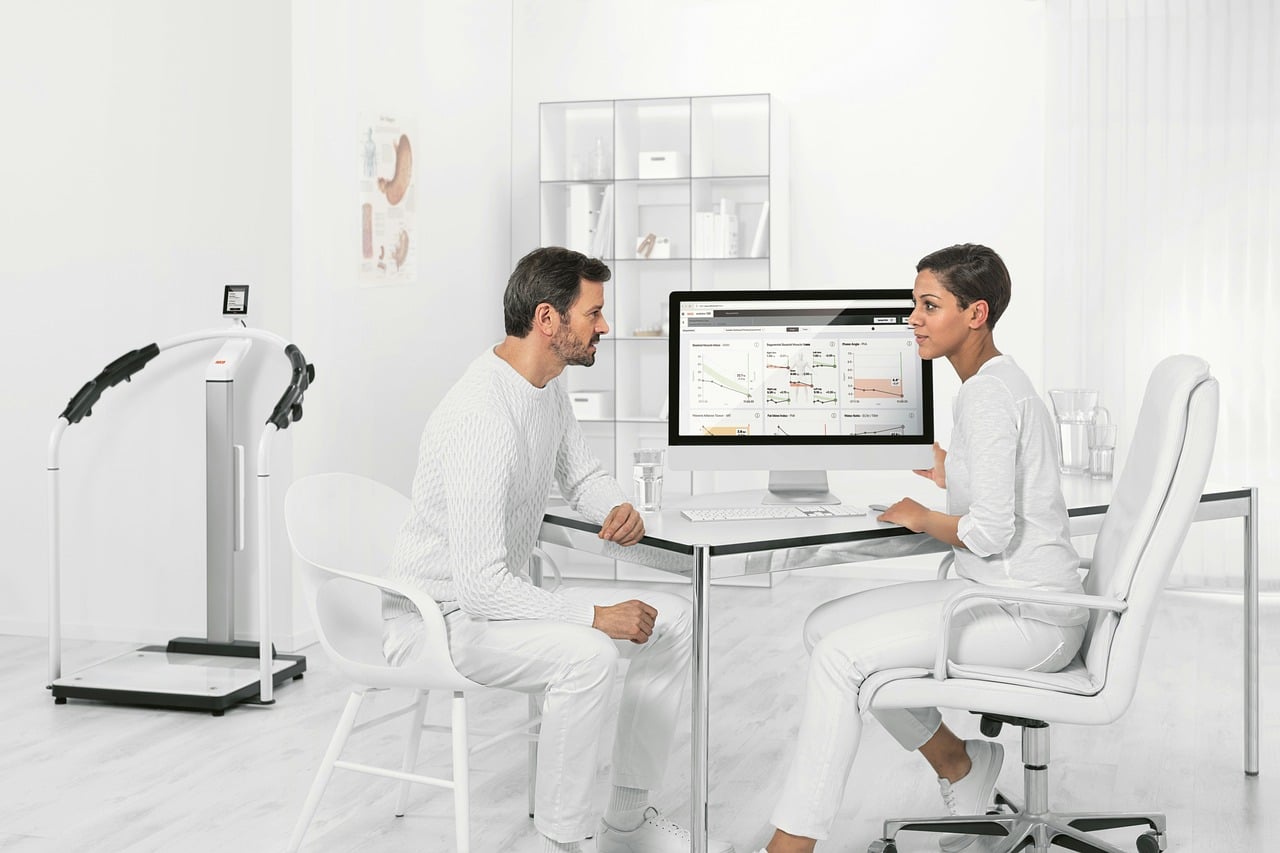Người phụ nữ ngồi kiệt sức trước máy tính, minh họa cho việc thiếu ranh giới công sở lành mạnh.