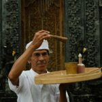 Một người đang trầm tư, tượng trưng cho điểm yếu của Bọ Cạp cần được thấu hiểu