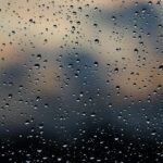 Người phụ nữ trầm tư nhìn xa xăm, biểu lộ dấu hiệu lo lắng về tương lai