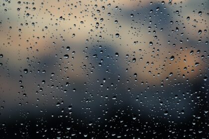 Người phụ nữ trầm tư nhìn xa xăm, biểu lộ dấu hiệu lo lắng về tương lai