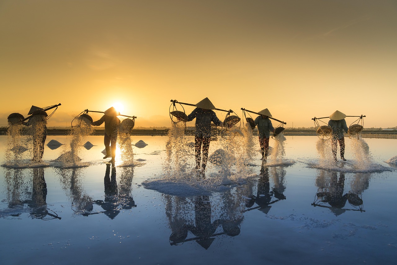 Người phụ nữ ngồi một mình giữa đám đông đồng nghiệp, thể hiện sự cô đơn ở công sở.