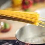 Hình ảnh minh họa môi trường gây trì hoãn và sự trì trệ trong công việc.