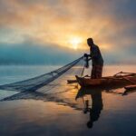 Người phụ nữ trẻ cười gượng gạo trong đám đông, ánh mắt lộ vẻ cô đơn khi che giấu cảm xúc.