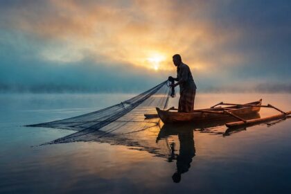 Người phụ nữ trẻ cười gượng gạo trong đám đông, ánh mắt lộ vẻ cô đơn khi che giấu cảm xúc.