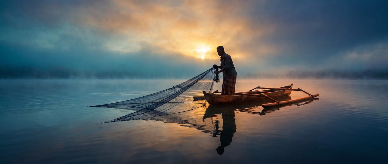 Người phụ nữ trẻ cười gượng gạo trong đám đông, ánh mắt lộ vẻ cô đơn khi che giấu cảm xúc.