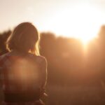 Cô đơn giữa đám đông khi bản thân thật và vai trò xã hội lệch pha.