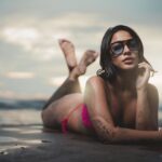 Người phụ nữ trầm tư nhìn xa xăm, biểu cảm có vẻ đang nghĩ về phiên bản lý tưởng người cũ của mình.