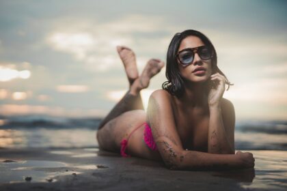 Người phụ nữ trầm tư nhìn xa xăm, biểu cảm có vẻ đang nghĩ về phiên bản lý tưởng người cũ của mình.