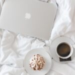 Người phụ nữ ngồi trầm ngâm bên cửa sổ trong tuần đầu sau chia tay, tìm kiếm việc nên làm tuần đầu sau chia tay