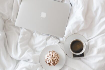 Người phụ nữ ngồi trầm ngâm bên cửa sổ trong tuần đầu sau chia tay, tìm kiếm việc nên làm tuần đầu sau chia tay