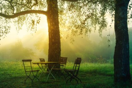 Một người phụ nữ đang ngồi co ro, ánh mắt buồn bã, tự hỏi vì sao hay ghen dù người yêu không làm gì sai.