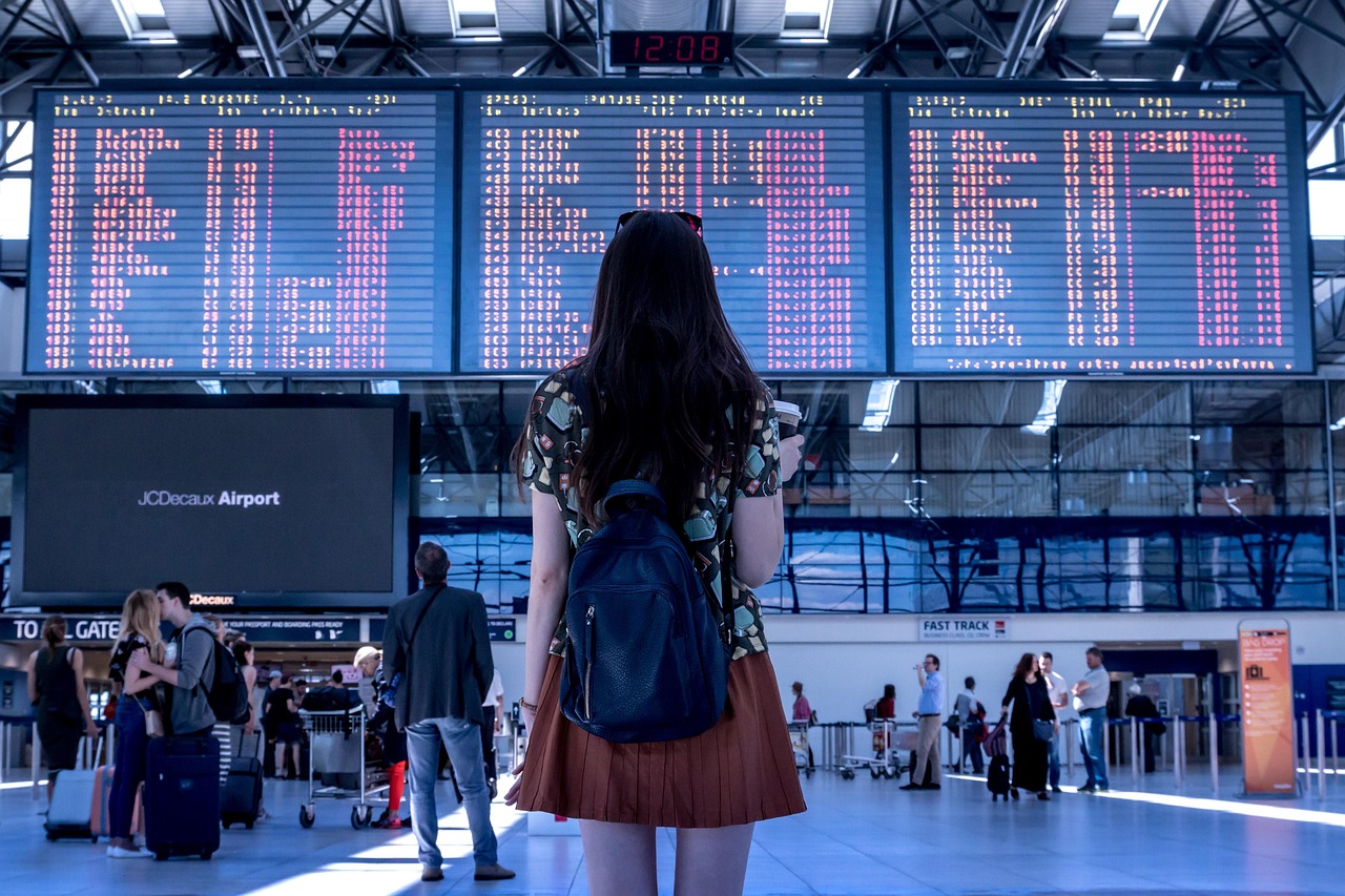 Một đôi tình nhân nắm tay nhau trên bãi biển, biểu tượng cho hành trình vượt qua giai đoạn khó khăn khi yêu xa.