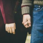 Người phụ nữ ngồi trên bãi biển ngắm hoàng hôn, thể hiện sự chiêm nghiệm về ranh giới trong tình yêu lâu dài.