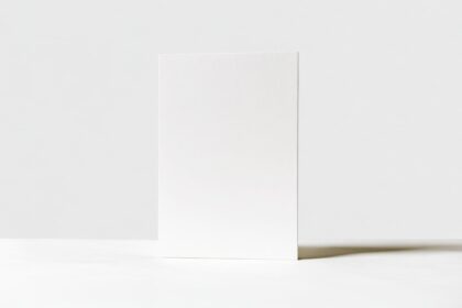 Người phụ nữ ngồi một mình giữa đám đông, biểu tượng cho việc cô đơn tác động sức khỏe tâm thần và thể chất.