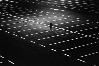 Người mạnh mẽ cô đơn đang ngồi một mình trong không gian trống trải