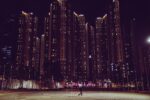 Hình ảnh một người đang bối rối trước nhiều lựa chọn, tượng trưng cho trì hoãn do quá tải lựa chọn