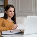 Hình ảnh minh họa vòng lặp nếu như chấp niệm người cũ, một người đang nhìn lại phía sau trong bóng tối.