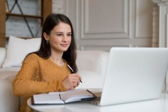 Hình ảnh minh họa vòng lặp nếu như chấp niệm người cũ, một người đang nhìn lại phía sau trong bóng tối.