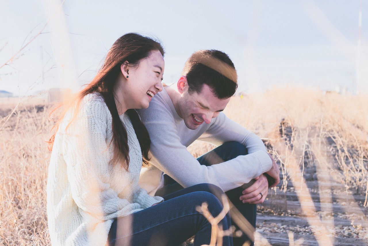 Người phụ nữ ngồi trầm ngâm bên cửa sổ, tay ôm ly trà ấm, ánh mắt xa xăm, tượng trưng cho nỗi băn khoăn vì sao hay ghen dù người yêu không sai.