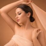 Minh họa người phụ nữ nhìn ra biển trong khi hai cảm xúc đối lập được thể hiện qua hình ảnh trái tim và bộ não, tượng trưng cho việc chấp nhận cảm xúc mâu thuẫn.