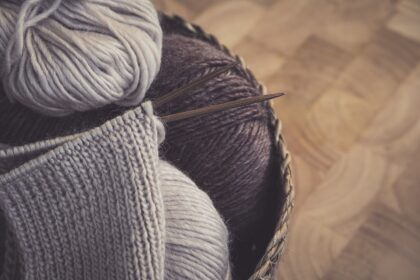 Người phụ nữ ngồi thiền bình yên giữa vòng xoáy so sánh, biểu tượng cho việc giải thoát khỏi bẫy so sánh