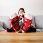 Một người phụ nữ đang ngồi thiền trong vườn, biểu tượng cho việc học cách yêu mà vẫn giữ chính mình.