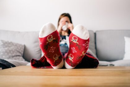 Một người phụ nữ đang ngồi thiền trong vườn, biểu tượng cho việc học cách yêu mà vẫn giữ chính mình.