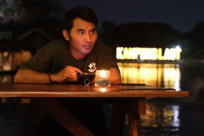 Điện thoại đánh cắp kết nối: Vì sao bạn cô đơn ngay cả khi ngồi cạnh người khác?