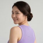 Người phụ nữ trẻ đang thực hành đối thoại với nỗi sợ, viết nhật ký trong một không gian yên tĩnh với ánh sáng ấm áp.