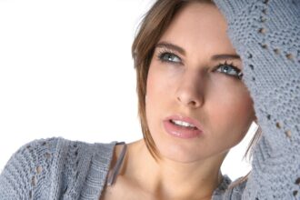 Người phụ nữ lắng nghe tín hiệu cơ thể ranh giới