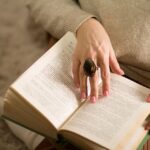 Người muốn tâm sự không cần danh phận ngồi dưới ánh đèn ấm áp.