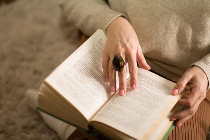 Người muốn tâm sự không cần danh phận ngồi dưới ánh đèn ấm áp.
