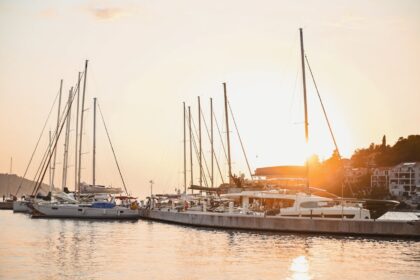 Một đôi bàn tay đang nắm lấy nhau thật chặt, biểu tượng cho cách nói cho đối phương biết cách yêu thương