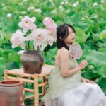 Người phụ nữ cô đơn ngồi bên cửa sổ, muốn tâm sự không cần danh phận
