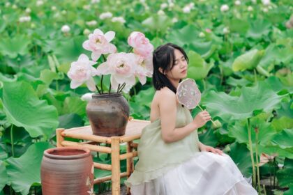 Người phụ nữ cô đơn ngồi bên cửa sổ, muốn tâm sự không cần danh phận