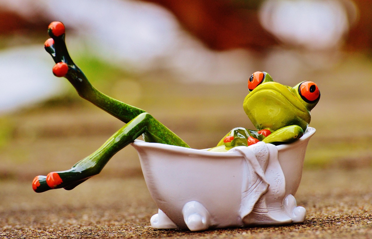 Một người phụ nữ đang trầm ngâm suy nghĩ về cách thương người khó thương, với ánh mắt thấu hiểu.