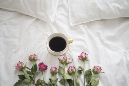 Người phụ nữ ngồi buồn bã với tách trà, ánh mắt xa xăm, tự hỏi vì sao chia tay rồi vẫn đau.
