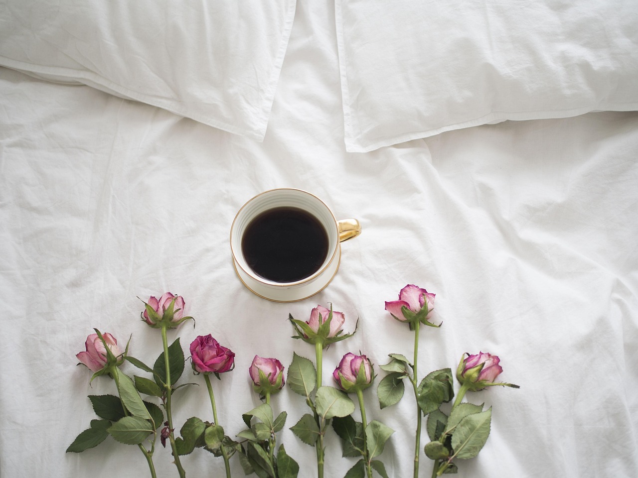Người phụ nữ ngồi buồn bã với tách trà, ánh mắt xa xăm, tự hỏi vì sao chia tay rồi vẫn đau.