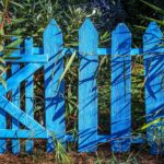 Người phụ nữ bình yên ngồi thiền bên bờ biển hoàng hôn, biểu tượng cho việc thiết lập ranh giới tạo gắn kết sâu sắc với bản thân và người khác.