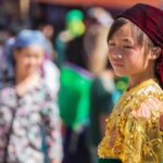 Người phụ nữ trẻ ngồi buồn bã nhìn ra cửa sổ, ánh trăng mờ chiếu qua, khuôn mặt cô ấy đượm buồn và suy tư, như đang đối mặt với những dấu hiệu nên buông tay.