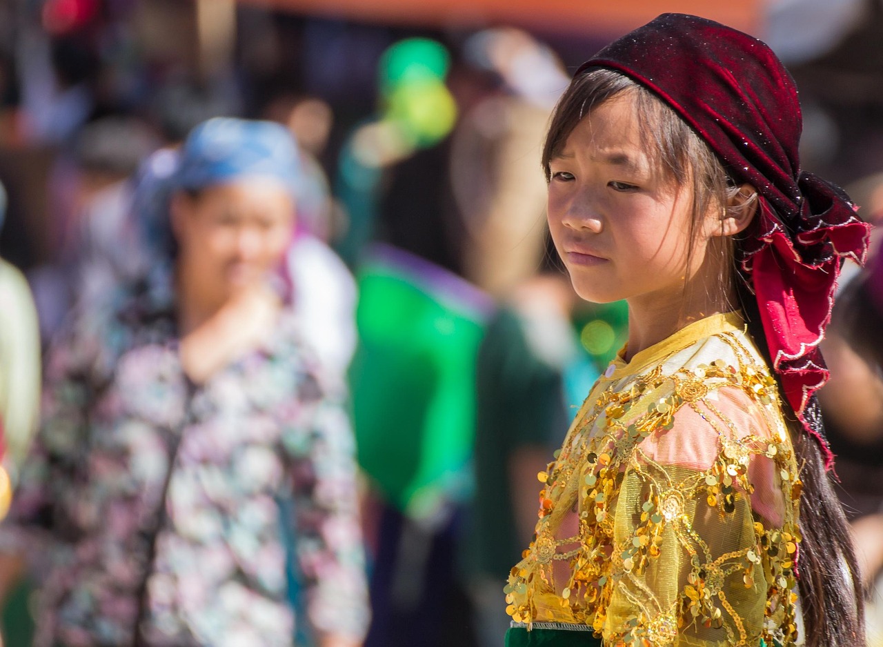 Người phụ nữ trẻ ngồi buồn bã nhìn ra cửa sổ, ánh trăng mờ chiếu qua, khuôn mặt cô ấy đượm buồn và suy tư, như đang đối mặt với những dấu hiệu nên buông tay.