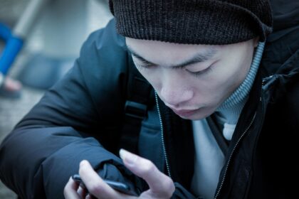 Ngừng so sánh bản thân - người ngồi một mình nhìn điện thoại buổi tối