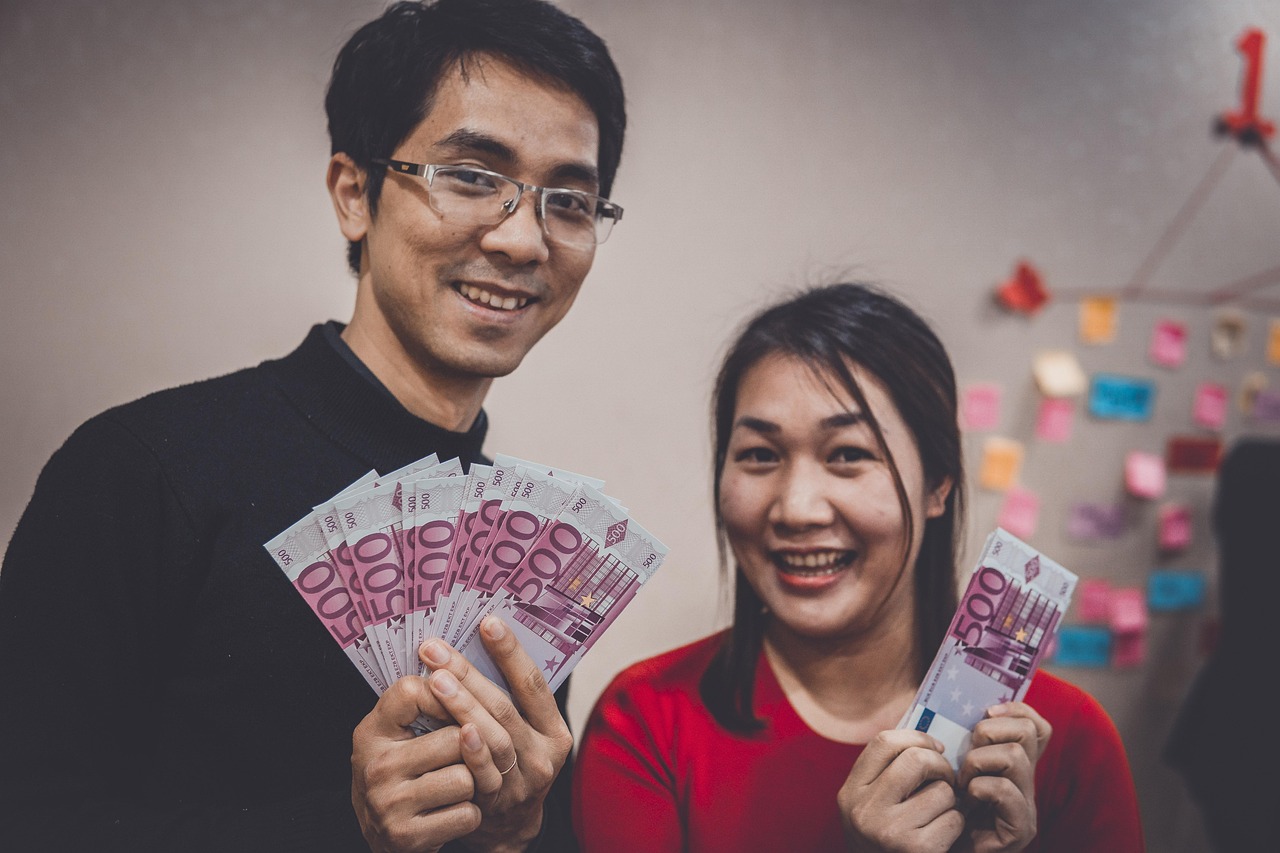 tiền bạc trong tình yêu - cặp đôi ngồi bên nhau bàn chuyện chi tiêu